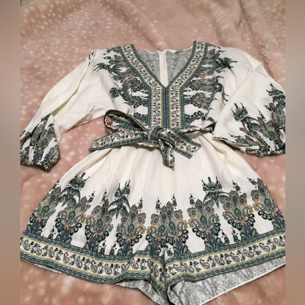 NWOT Venus Women’s White Floral Print Romper - Picture 3 of 8